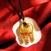 Colar estilo vintage, luxo leve, com pingentes auspiciosos de cadeado da longevidade, bolsa da sorte e cabaça, perfeito como presente para a celebração do primeiro mês de um bebê, com um "Fu" (auspicioso) pingente de personagem