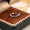 Anillo de Plata de Ley S925 con Trébol de Cuatro Hojas e Incrustación de Diamante Azul para Mujer, Estilo Bosque, Compacto, Sencillo, Moderno, Lujo Ligero, Anillo Personalizado al por Mayor