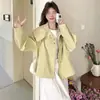 Outono de 2026 Nova Moda Casual Elegante Redutora de Idade Emagrecedora Simples Versátil Realçadora do Branco Gola Boneca Cor de Leite Jaqueta Curta Tendência