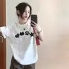 Camiseta Branca Manga Curta Gola Redonda Estilo Coreano de Seda Leite para Mulheres 2026 Verão Novo Estilo Estampa Divertida Solta
