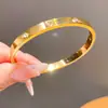 Pulseira com Fecho Exquisito e Moderno de Coração Vazado com Zircônia Estilo Cool Pulseira Personalizada Joia de Mão com Sensação de Luxo Leve e de Alta Qualidade