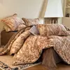 Juego de ropa de cama de cuatro piezas de terciopelo de leche de invierno con diseño de pompón, que incluye una funda de edredón gruesa de forro polar de coral bordada y una sábana bajera.