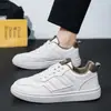 Zapatos de Hombre 2026 Otoño Nuevos Transpirables Versátiles Casuales Tenis de Caña Baja Estudiante Deportivos de Cuero Blancos A2511