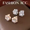 Cuff para Oreja Ovalado de Zircón Perla Bañado en Oro Real de 14K Sin Perforación Pendientes de Moda Elegantes Versátiles para Mujeres