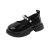 Sapatos pretos de couro de princesa, sapatos versáteis para meninas, novo estilo primavera 2026, sola macia, confortáveis e estilosos, sapatos de mola modernos para primavera e outono.