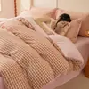 Invierno A Todo Algodón Algodón Puro B Vellón de Leche Juego de Tres Piezas Funda Nórdica de Vellón de Coral Funda Nórdica de Invierno Ropa de Cama de Algodón con Vellón para Bebé Más Terciopelo