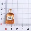 Miniaturas simuladas de botellas pequeñas para juego de alimentos al por mayor, botellas en miniatura de bebidas y vino, accesorios de resina de tienda de conveniencia, parches de dibujos animados surtidos