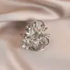 Broche Retro com Pérolas e Diamantes para Mulheres, Nicho de Luxo, Broche Flor de Lapela de Luxo Leve, Acessórios para Blazer de Terno Atacado