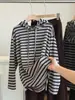 Camiseta de Punto con Capucha de Manga Larga a Rayas Suelta Reductora de Edad para Mujer Otoño Nueva Llegada Pulóver con Capucha Casual Versátil