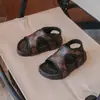 Sandalias para Niños Versátiles Verano 2026 Nuevas Zapatillas Deportivas a Cuadros para Niños Pequeños y Mayores con Suelas Suaves Antideslizantes Zapatos de Playa