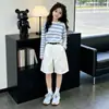 Conjunto de Ropa de Verano para Niñas 2026 Nuevo Estilo Popular de Internet para Niños Ropa Rayada Elegante con Protección Solar para Vacaciones Conjunto Casual de Dos Piezas con Shorts