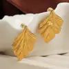 Pendientes de Joyería Irregulares con Diseño de Nicho de Moda de Lujo Ligero de Nuevo Estilo Europeo y Americano con Forma de Hoja de Acero de Titanio Chapado en Oro