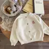 Suéter bordado para meninos e meninas, cardigã de tricô listrado versátil para bebês, peça de outer wear infantil