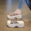 Sandálias de praia com estampa de leopardo e sola grossa para mulheres, tamanho pequeno de verão, sola leve, sola macia, chinelos de enfiar, sandálias plataforma femininas, novo modelo 2026