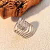 Anillos Retro Europeos y Americanos de Acero de Titanio con Líneas Multicapa, Anillos Personalizados de Acero Inoxidable Chapado en Oro de 18K con Textura Martillada de Lujo Ligero para Mujeres al por Mayor