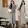 Traje estiloso e elegante de outono/inverno para grávidas: um cardigã versátil e que afina o corpo combinado com um vestido sem mangas de corte solto - um conjunto de duas peças moderno para mães modernas