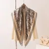 Bufanda Triangular Estilo Nuevo Primavera/Verano 2026, Calentador de Cuello Versátil, Chal de Seda y Lana, Chal con Bordes Enrollados a Mano para Protección Solar al por Mayor