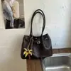 Bolso tote de correa cruzada con sensación holgada para mujer 2026 nuevo ligero de lujo nicho alta gama gran capacidad de un solo hombro debajo del brazo