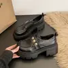 Sapatos de Couro com Solado Grosso Estilo Britânico para Mulheres, Lançamento Primavera e Outono 2026 Retro Versátil Aumentador de Altura Metálico Elegante Sapatos de Salto Único