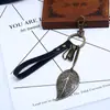 Venta Directa de Fábrica de Suministro Transfronterizo Llavero de Coche de Aleación Retro con Hoja de Cuero Pulsera Unisex para Zona Turística