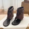 Primer Encuentro con las Nuevas Sandalias de Tanga Estilo Retro Romano para Mujer, Primavera/Verano 2026, Estilo Bota de Caña Corta con Diseño de Tanga