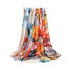 Venta al por mayor Elegante Europeo y Americano Todo Combinable Ropa de Playa Bufanda de Seda Estampada con Flores Grandes Diagonales Chal de Playa para Mujer