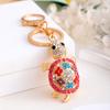 Llavero colgante de metal con tortuga pequeña de colores a juego con pedrería, accesorios para equipaje, adornos en stock, pequeña mercancía de Yiwu