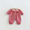 Ropa de bebé a cuadros rojos estilo coreano, nueva colección de otoño, mameluco dulce con cuello de encaje de fresa, conjunto holgado para gatear para niñas