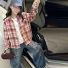 Camisa xadrez para meninas, novo estilo primavera e outono 2026, camisa estilosa de manga comprida para crianças mais velhas, jaqueta fina da moda para uso no outono