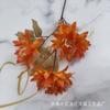 Venta al por mayor de fábrica de crisantemos artificiales de tres cabezas para bodas, camino de plomo, flores decorativas, accesorios de tiro, flores falsas en stock