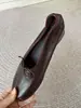 Sapatos Casuais Versáteis de Pele de Cordeiro Macia Gigante Estilo Vovó Novo Estilo Laço Estilo Ballet Solado Macio Sapatos Individuais Aumentadores de Altura Interna Sapatos Femininos