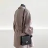 Novo Estilo Outono e Inverno 2026 Casaco de Lã Grosso de Comprimento Médio Estilo Hepburn para Mulheres Baixas