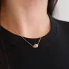 Collar Bolsa de Cuerno para Mujer Espiral Micro Destello Tendencia Diseño de Nicho Elegante Francés Otoño e Invierno Cadena de Lana Cadena para Clavícula