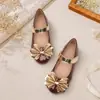 Sapatos infantis confortáveis e anti-atrito para meninas, para uso formal, apresentações e looks de feriado, sapatos de menina com laço e fechos de velcro