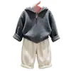 Suéter con capucha y cremallera de punto color gris oscuro para niño estilo coreano, novedad otoño e invierno 2026, y pantalones casuales de forro polar color albaricoque para niño