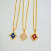 O mesmo estilo da joalheria: Conjunto de colar, pulseira e brincos Buccellati de trevo de quatro folhas com cinco flores, com flores cortadas a laser, oferecendo um luxo leve e uma sensação de alta qualidade