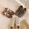 Zapatos deportivos casuales de suela blanda para mujer, nuevas zapatillas blancas transpirables de verano 2026, zapatillas de entrenamiento retro alemanas para mujer