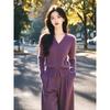 El otoño tardío y el principio del invierno son populares este año.. Hermoso traje de dos piezas de punto morado para relajación de alta calidad, a base de sal, color lila, ligeramente descolorido, pantalón