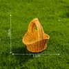 Cesta de vime e bambu trançado criativa em miniatura, um acessório de decoração DIY para criar cenas em miniatura