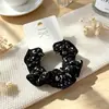 Empaque en tarjeta: Goma para el pelo de seda plisada de alta elasticidad con bordes rizados, goma pequeña versátil y simple para coletas