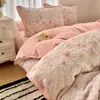 Juego de cuatro piezas de leche polar de invierno engrosado, que incluye una sábana cálida de polar coral, una funda de edredón y una funda de almohada.; franela de doble cara con forro de felpa añadido