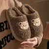Nuevas pantuflas de algodón con diseño de oso de dibujos animados de invierno para mujer, con forro polar añadido, diseño engrosado y suelas antideslizantes, adecuadas para usar en interiores, y disponibles en un estilo para parejas con cubiertas peludas en los dedos para hombre