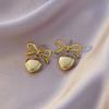 Aretes de acero de titanio de trébol de cuatro hojas con sentido de diseño avanzado, lujo ligero para mujer, diseño nicho, aretes que no se desvanecen, nuevo estilo 2024