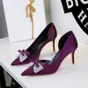 9267-AH165 Sapatos de banquete estilo europeu e americano com enfeites de pérolas, detalhe de laço, bico fino, design de corte lateral e salto alto fino para mulheres
