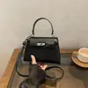 Bolso Pequeño Cuadrado de Mano Bolso de Hombro Único Bolso Cruzado para Ir al Trabajo Hebilla de Cierre Bolso de Moda para Mujer 2026 Otoño Nuevo Estilo Coreano Bolso Sencillo para Mujer