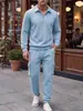 Moda Masculina Outono/Inverno 2026: Camisa Polo Jacquard de Cor Sólida e Calça Longa com Bolso e Cordão para Homem