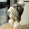 Chapéu de Lã Estilo Novo para Mulheres no Inverno, Forrado com Fleece, Chapéu Quente Protetor de Orelhas para Atividades ao Ar Livre, Engrossado, à Prova de Frio, Gorro de Tricô com Pompom