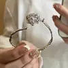 Pulsera vintage floral dorada de alta resistencia para mujer, pulsera apilable de nicho de lujo ligero retro, joyería de estilo festivo