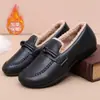 Novo Inverno Forrado com Lã Sapatos Grossos de Algodão Antiderrapante Quente Fácil de Calçar Solado Macio Sapatos de Algodão Femininos para Mulheres de Meia-idade e Idosas