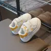 Zapatillas blancas para niñas, nuevo estilo 2026, cómodos zapatos de otoño para bebés, zapatos casuales para niños, zapatos de guardería, zapatillas blancas para niños